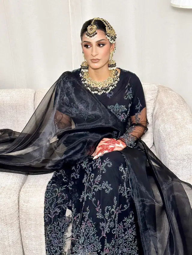 Hair & Makeup — Glamavia  à Arnouville — Desi Corner