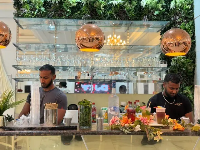 Bar à cocktails — 90's bartender à Paris — Desi Corner