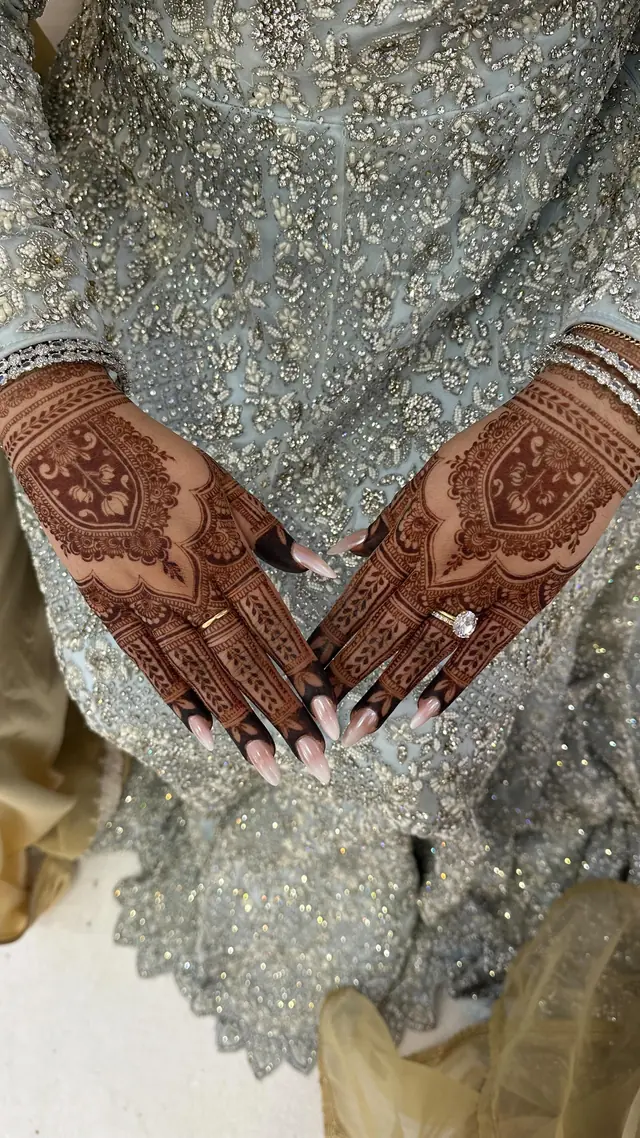 Henné — Henna Tahera à Cergy — Desi Corner