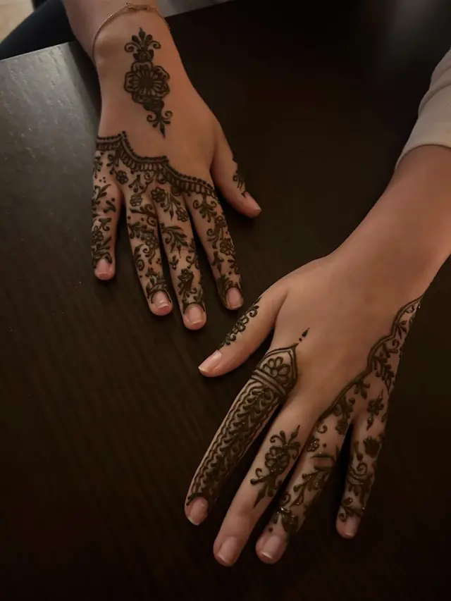 Henné — Sridarshiny Henné à Évry — Desi Corner