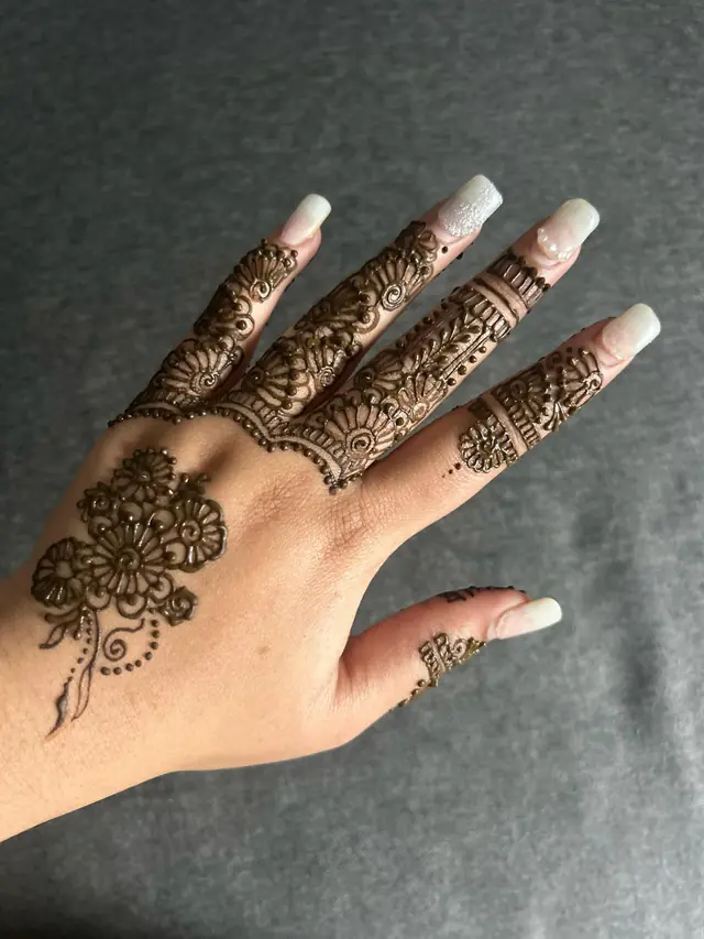 Henné — Sridarshiny Henné à Évry — Desi Corner