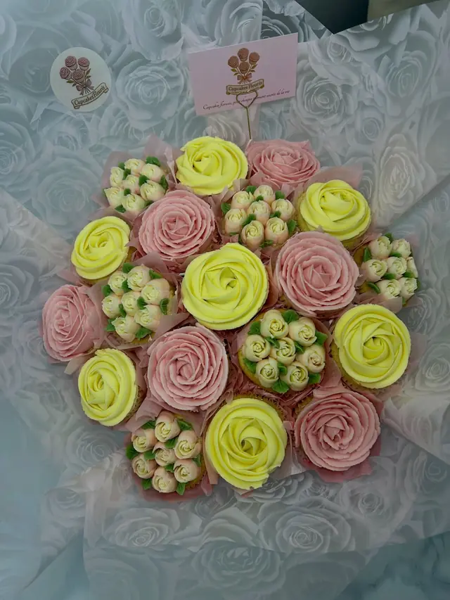 Cake / Pâtisserie — Cupcakes Fleuris à Franconville — Desi Corner