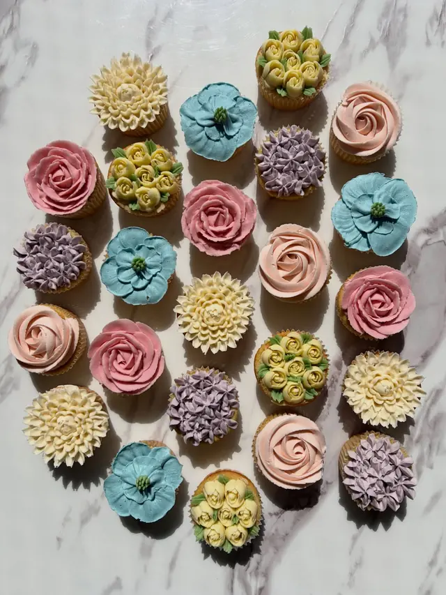Cake / Pâtisserie — Cupcakes Fleuris à Franconville — Desi Corner