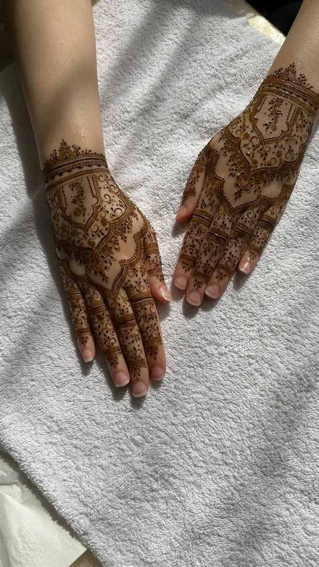 Henné — Henna Tahera à Cergy — Desi Corner
