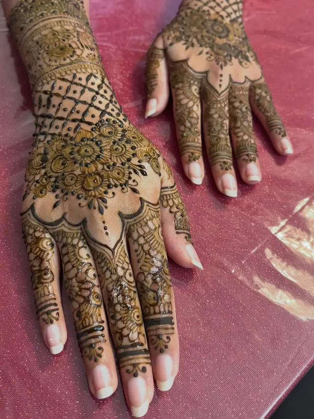 Henné — Shining Mehendi à Paris — Desi Corner