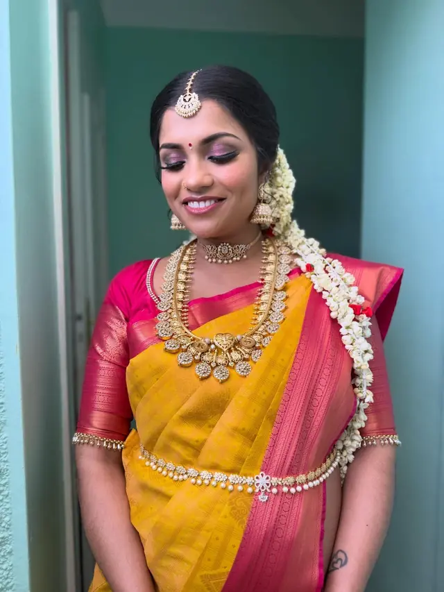 Hair & Makeup — Saranya Hair & Makeup à Rosny-sous-Bois — Desi Corner