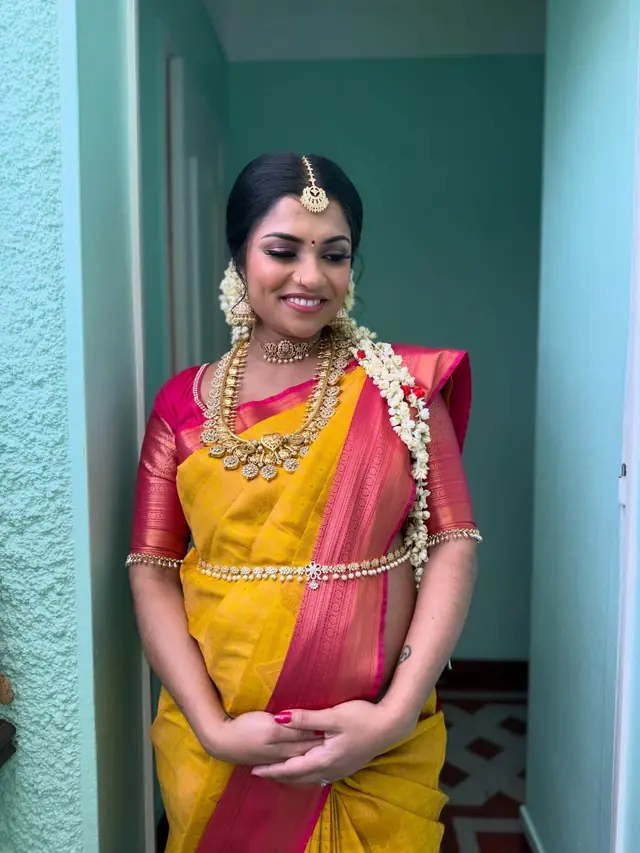 Hair & Makeup — Saranya Hair & Makeup à Rosny-sous-Bois — Desi Corner