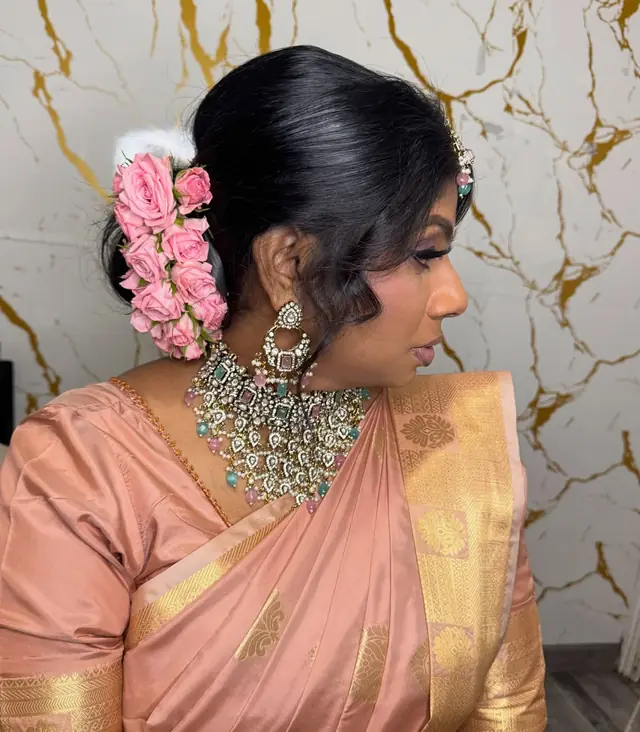 Hair & Makeup — Lokinii Makeup à Linas — Desi Corner