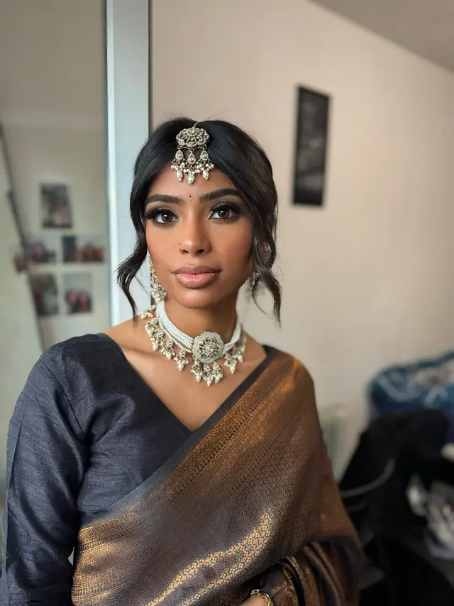 Hair & Makeup — Lokinii Makeup à Linas — Desi Corner