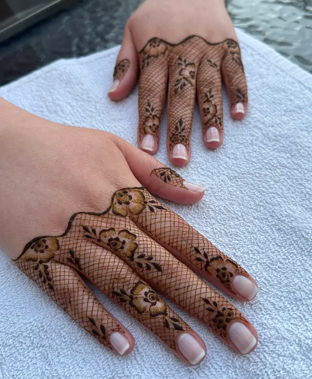 Henné — Henna Tahera à Cergy — Desi Corner