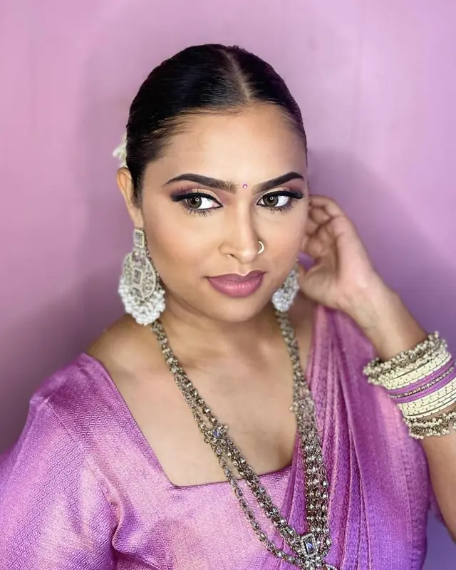 Hair & Makeup — Saranya Hair & Makeup à Rosny-sous-Bois — Desi Corner