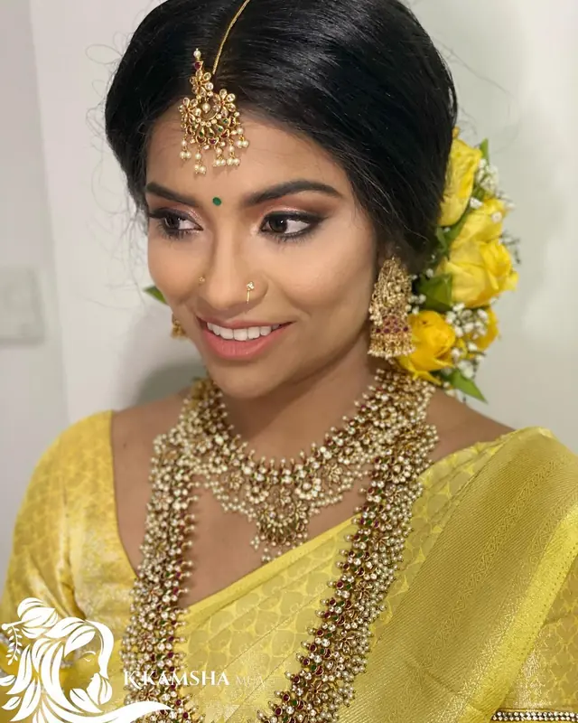 Hair & Makeup — Saranya Hair & Makeup à Rosny-sous-Bois — Desi Corner