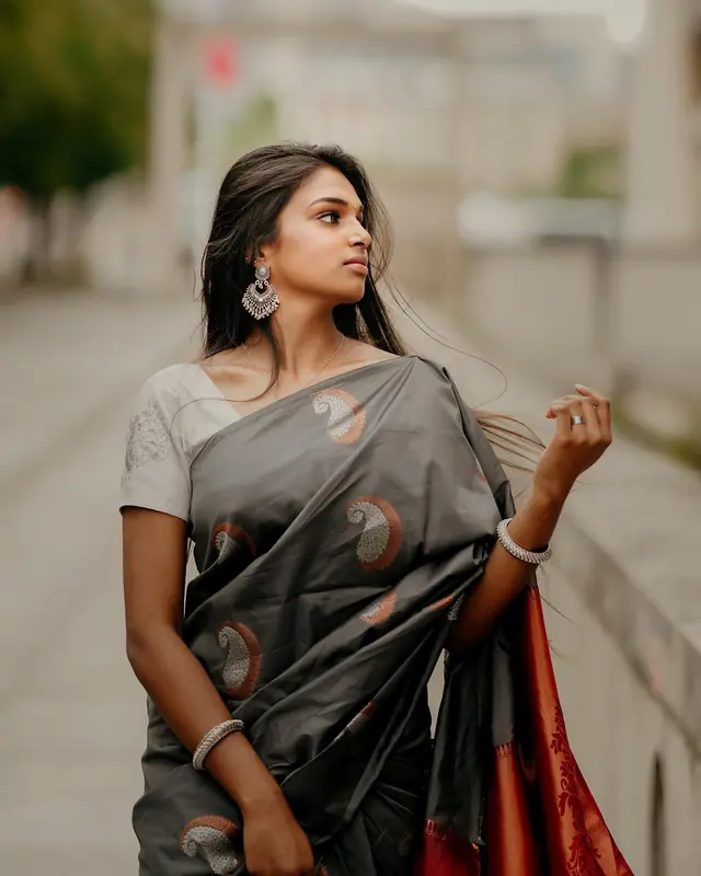 Hair & Makeup — Gsycaa MUA à Paris — Desi Corner
