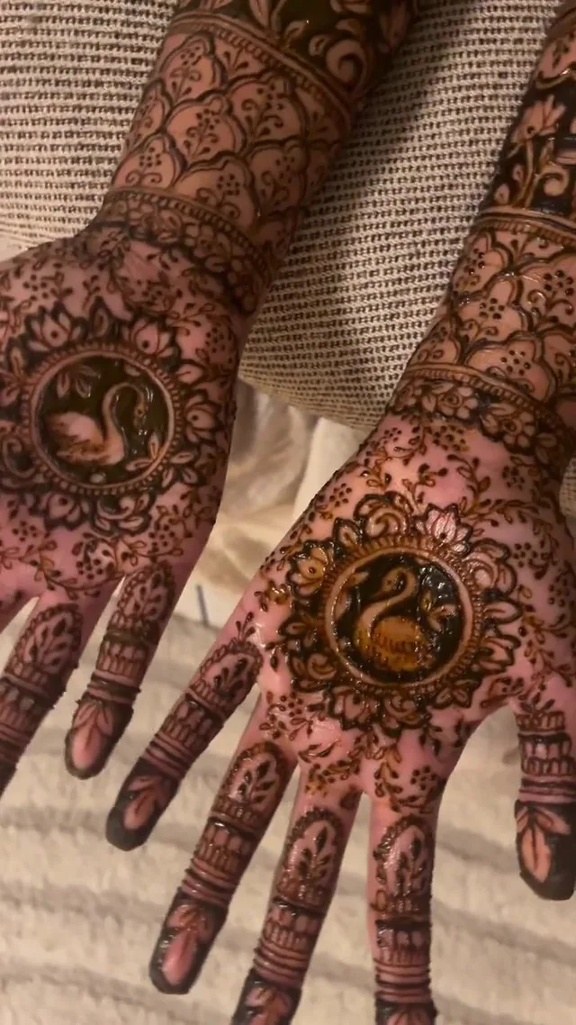 Henné — Vinoja Mehndi Artiste à Melun — Desi Corner