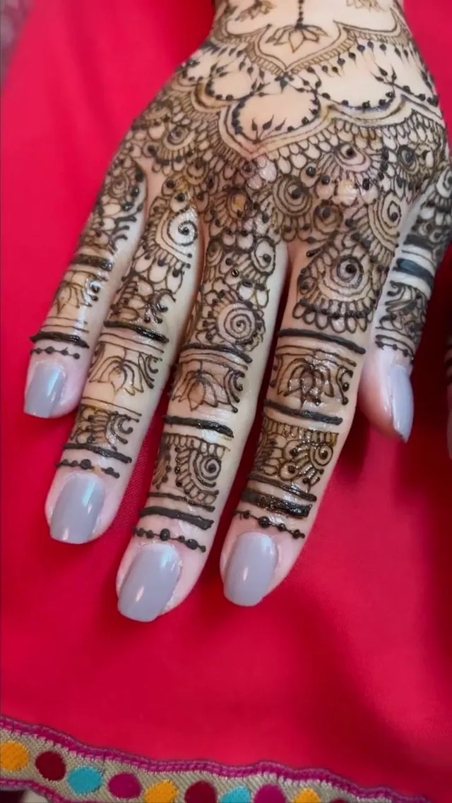 Henné — Shining Mehendi à Paris — Desi Corner