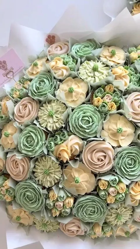 Cake / Pâtisserie — Cupcakes Fleuris à Franconville — Desi Corner