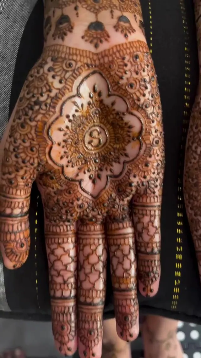 Henné — Vinoja Mehndi Artiste à Melun — Desi Corner