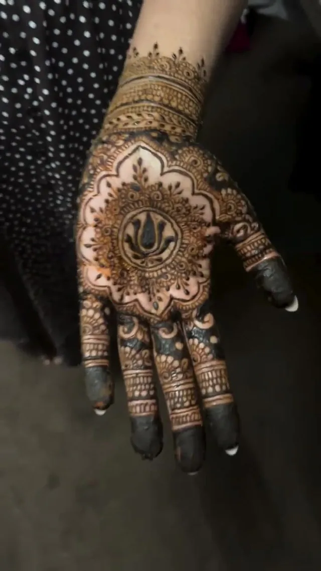 Henné — Vinoja Mehndi Artiste à Melun — Desi Corner
