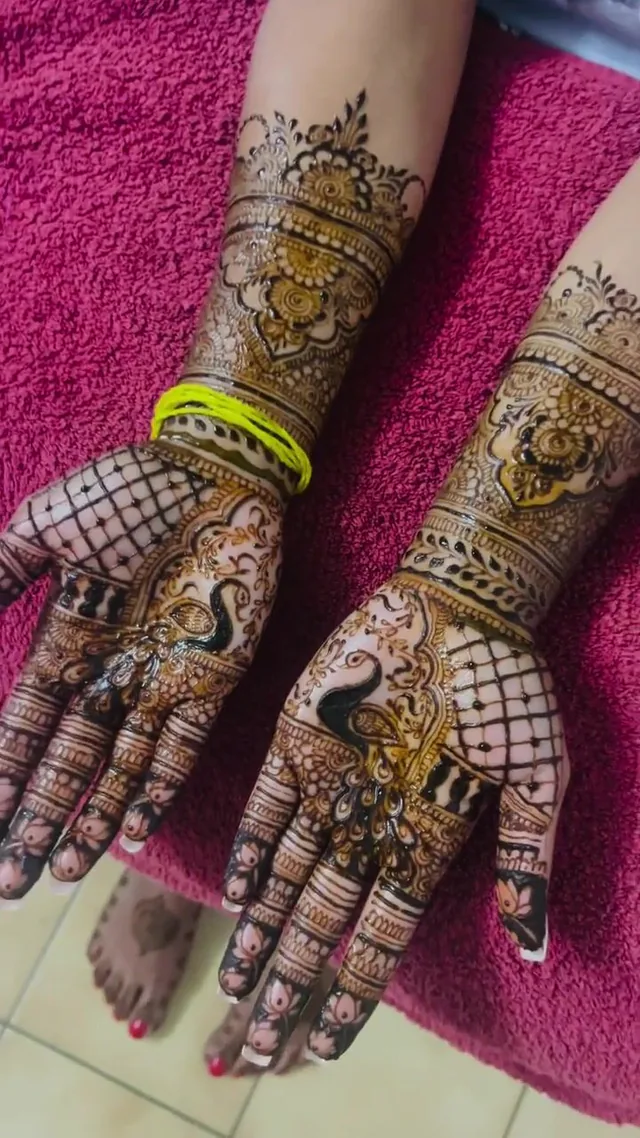 Henné — Vinoja Mehndi Artiste à Melun — Desi Corner