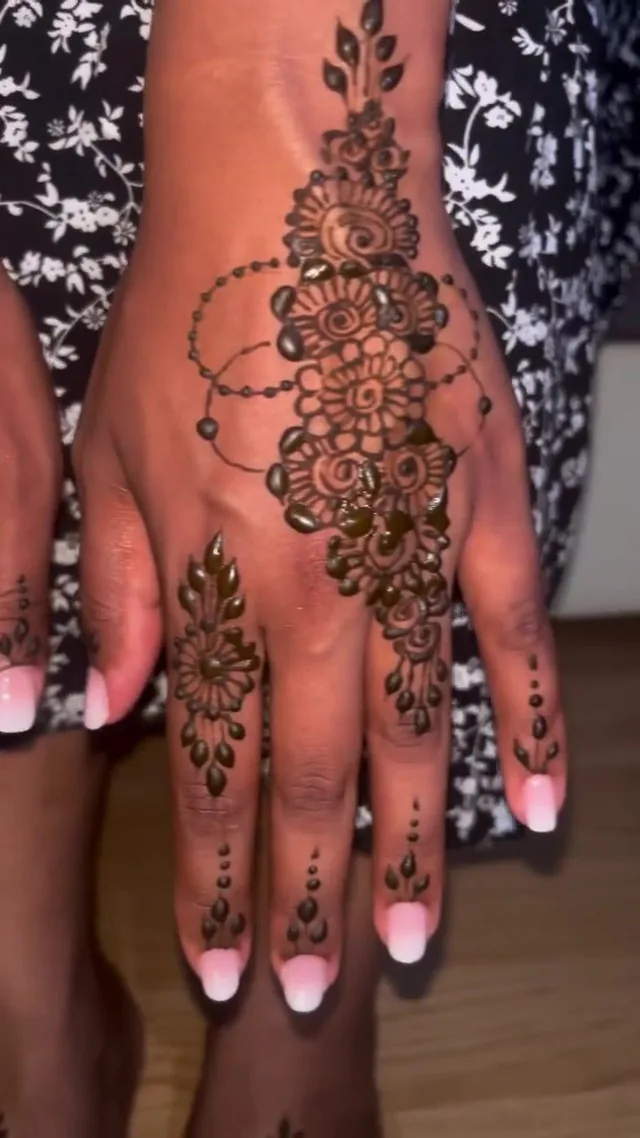Henné — Vinoja Mehndi Artiste à Melun — Desi Corner