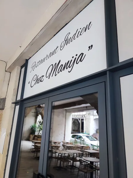 Chez Manija